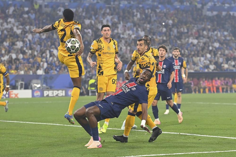 每体：莱万首选与巴萨续约，但也已开始研究其它联赛的报价